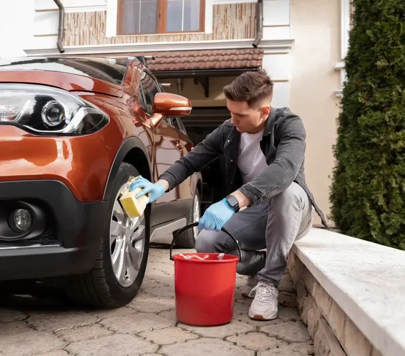 Lavage auto à domicile Fontaine-Française : professionnel intervenant sur un véhicule